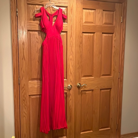 Red cut-out gown - Picture 6 of 9